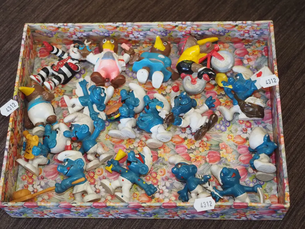 box of Smurfs Image 1++