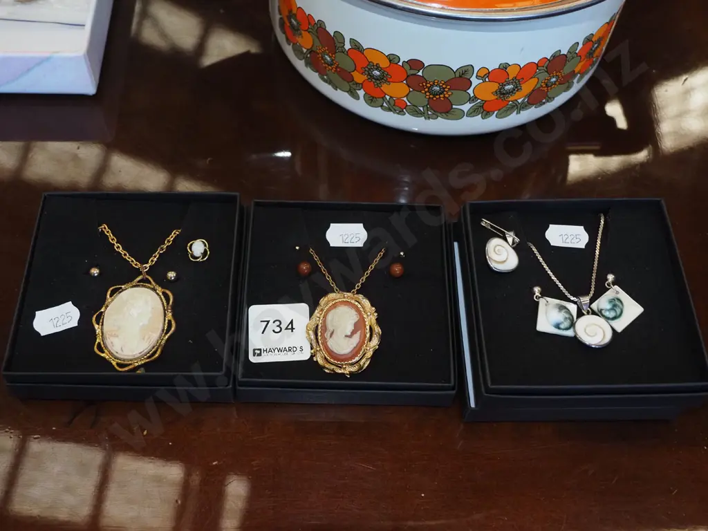 3x pendant and earring sets Image 1++