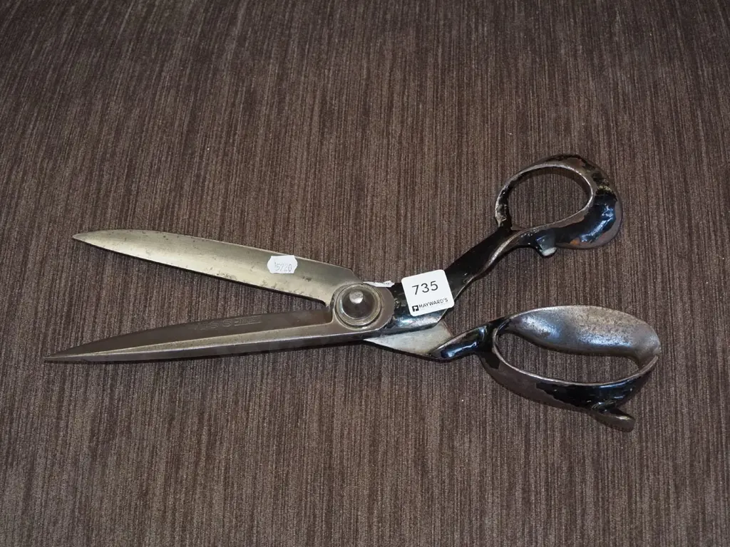 pair of large dressmaking scissors L350 Image 1++