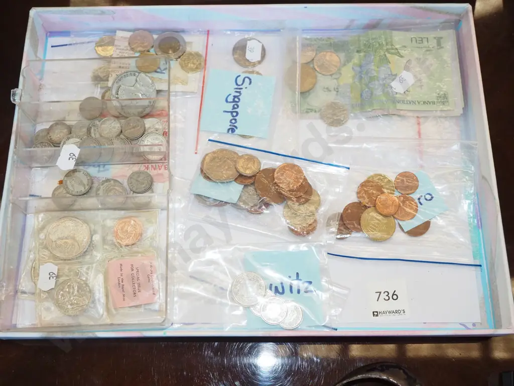 tray of notes and coins Image 1++