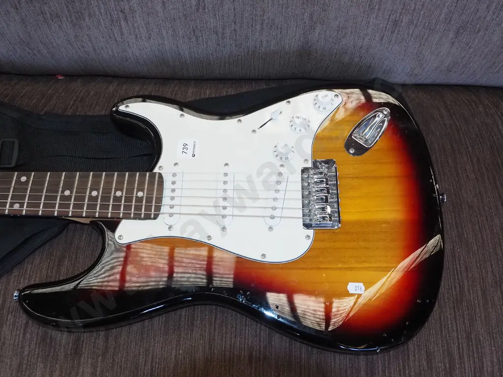 unbranded electric guitar and case Image 1++