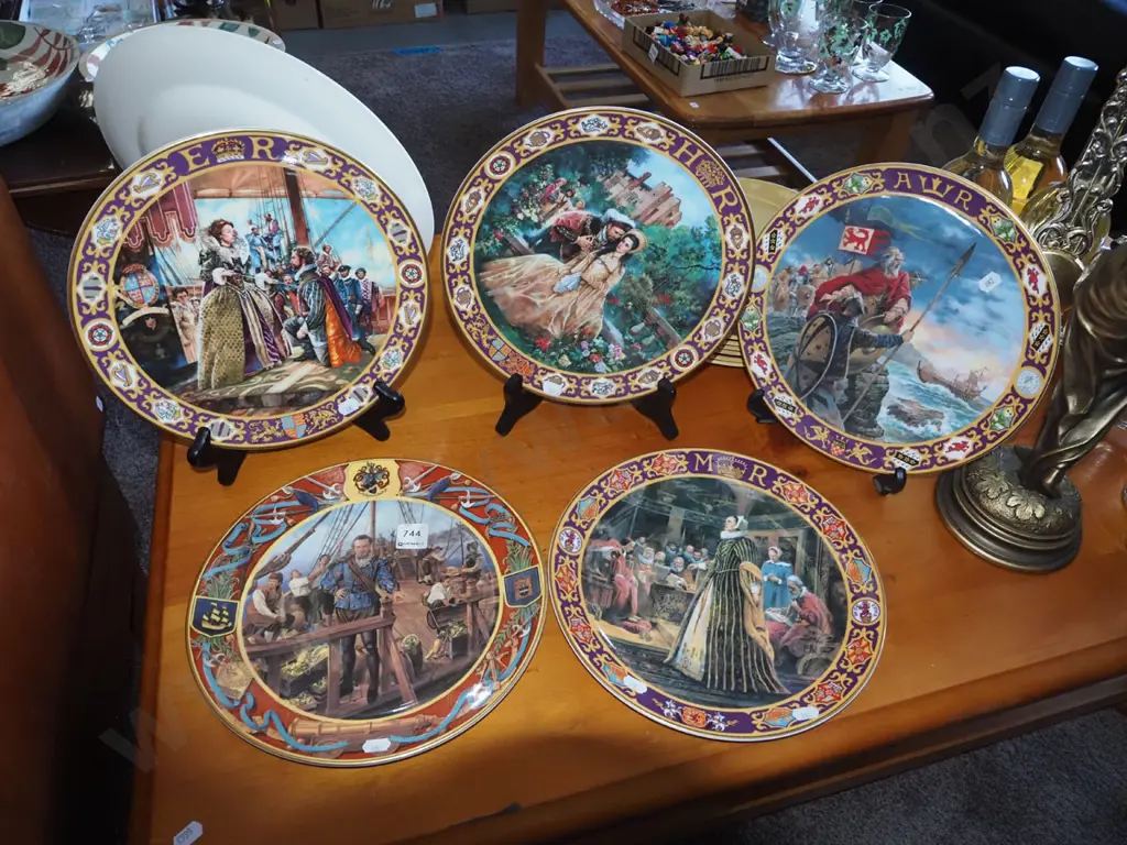 5x Royal Doulton English history themed cabinet plates Image 1++