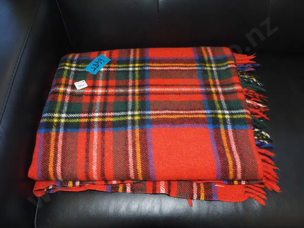 checked woollen travel rug Image 1++