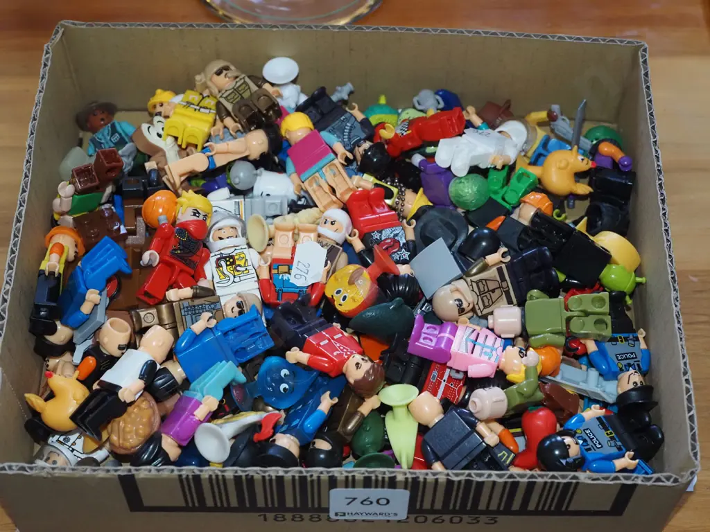 box of Lego figurines Image 1++