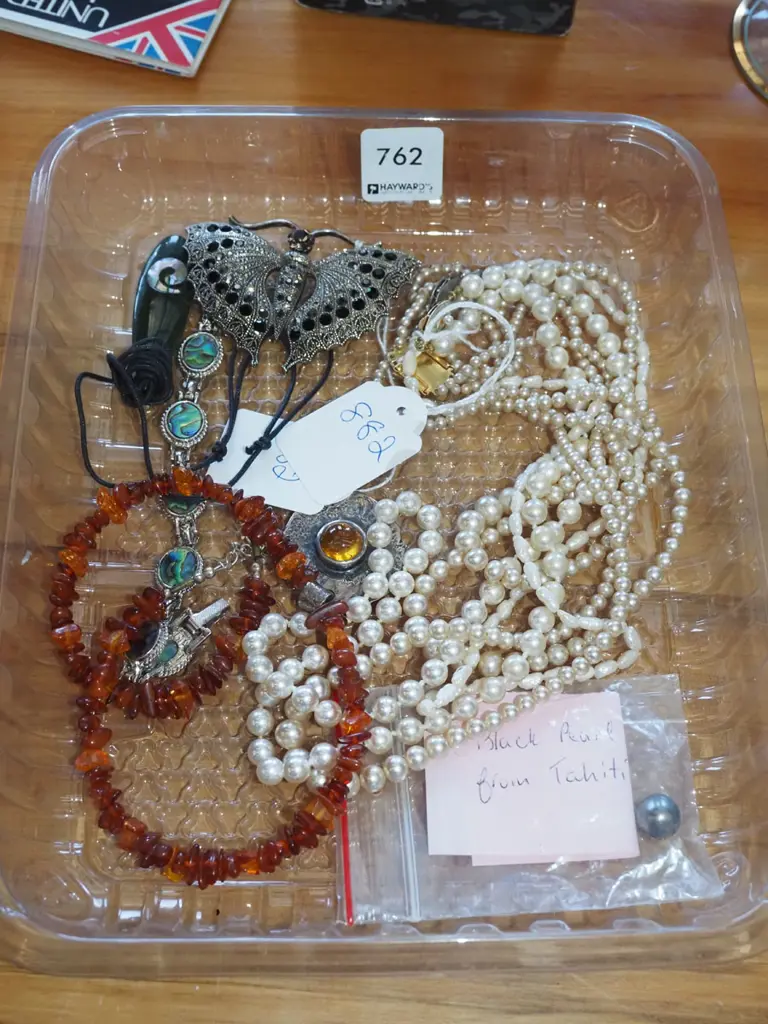 tray of costume jewellery Image 1++