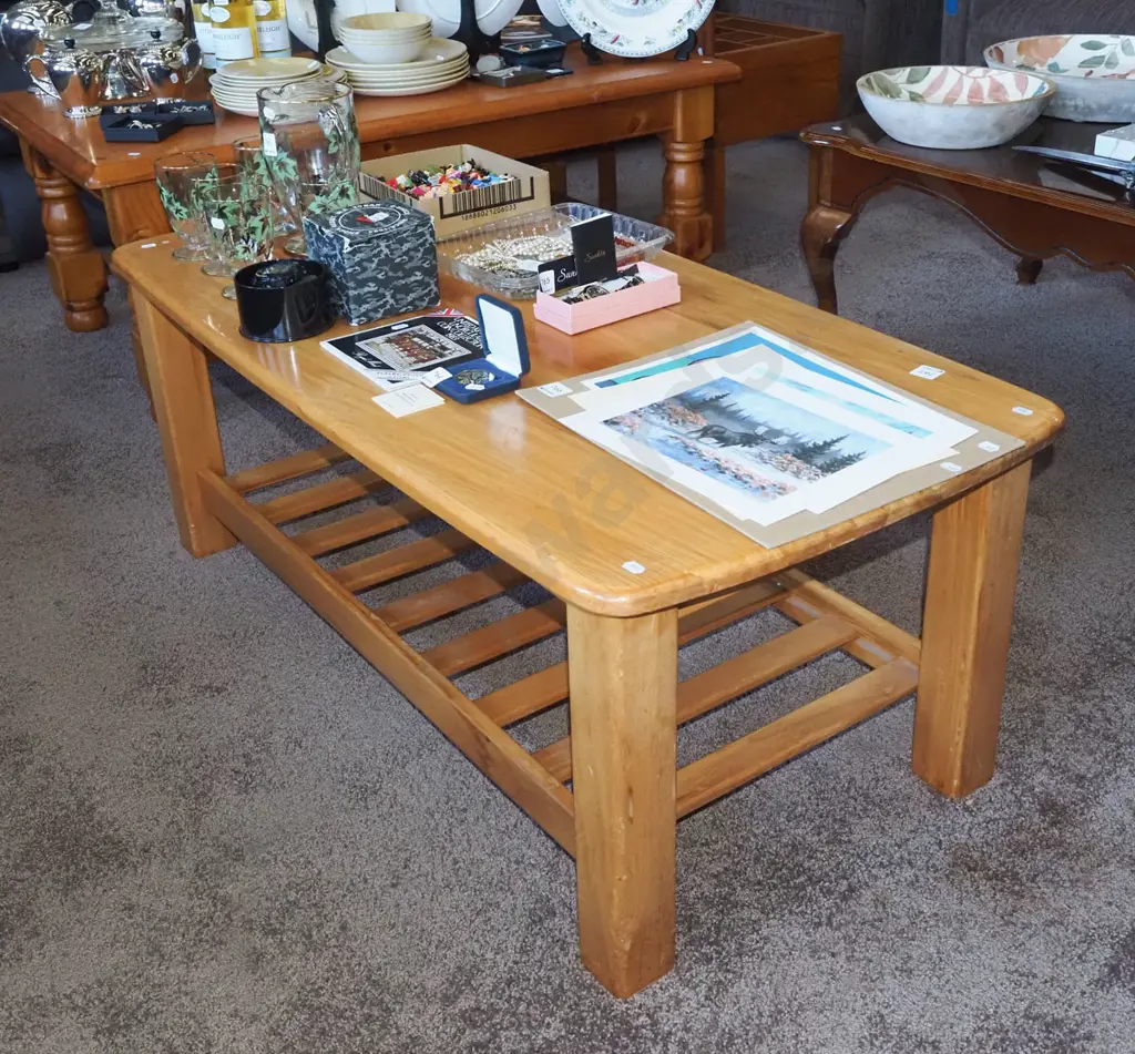 solid rimu 2 tier coffee table H430 W1000 D540 Image 1++
