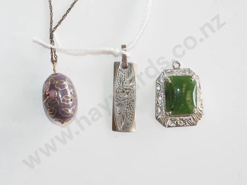tray; greenstone pendant & 2 necklaces Image 1++