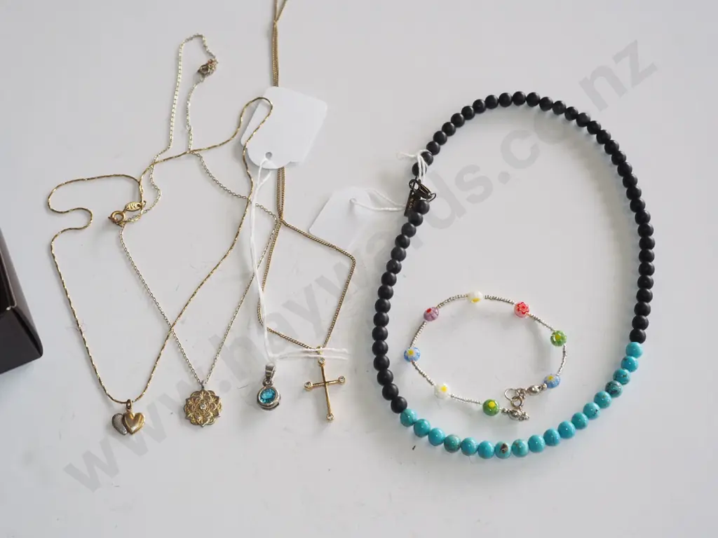 tray; necklaces, bracelet & pendant Image 1++