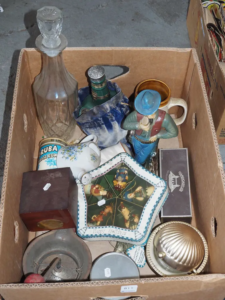 box; figurines, Christmas decorations, wood cased clock etc Image 1++