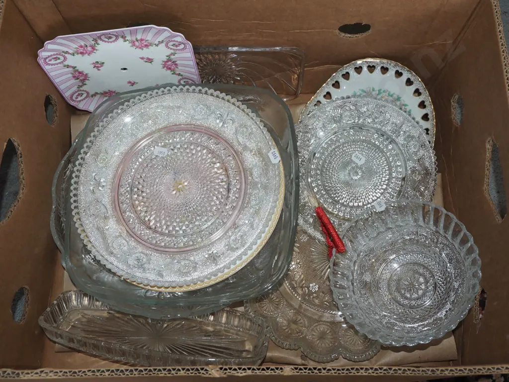 box; glass bowls, plates, cake plate etc Image 1++
