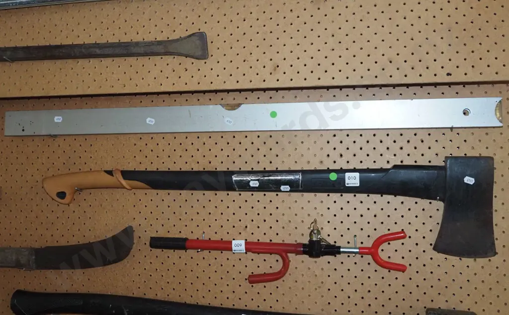 axe, spirit level - green dots Image 1++