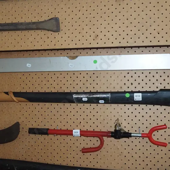 axe, spirit level - green dots