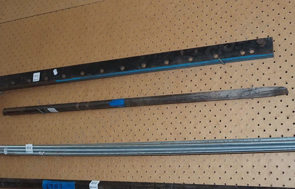 short metal prying bar Image 1++