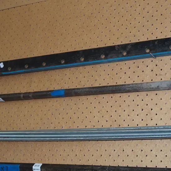 short metal prying bar