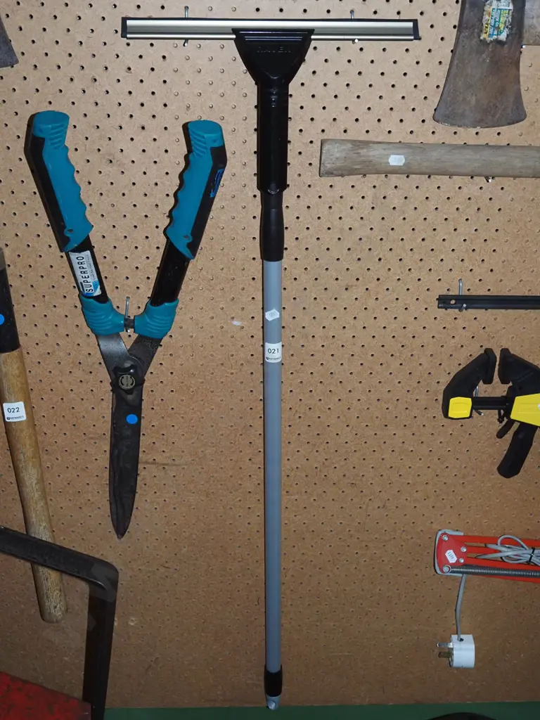 Raven long handled window squegee Image 1++