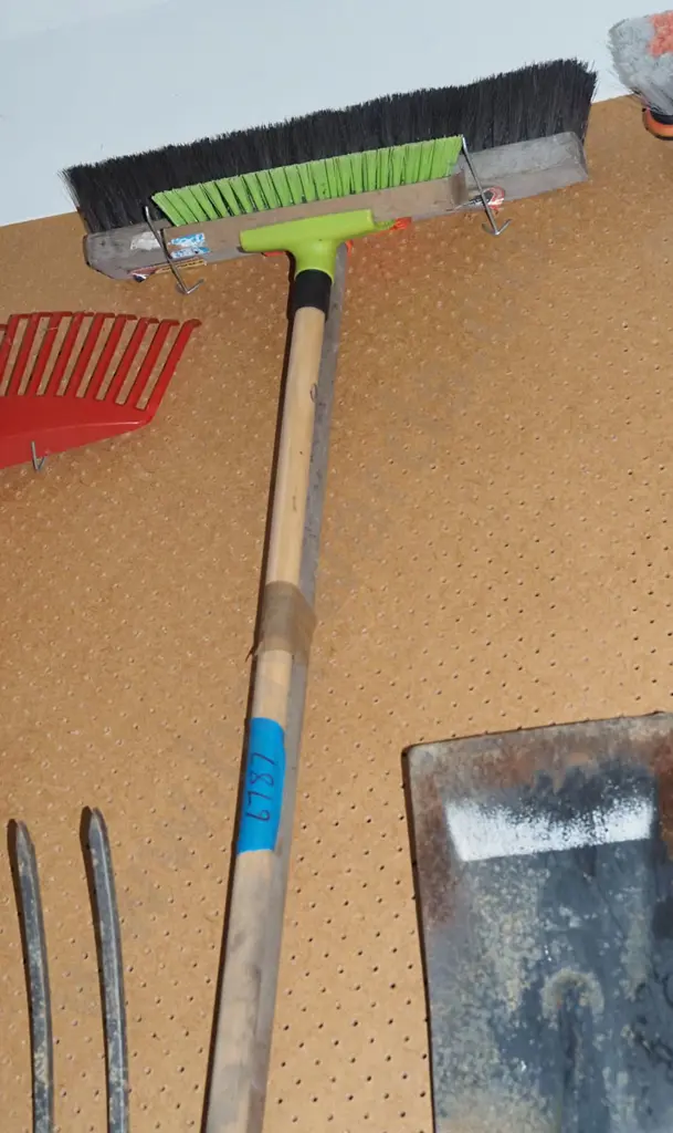 scrubbing brush, broom Image 1++