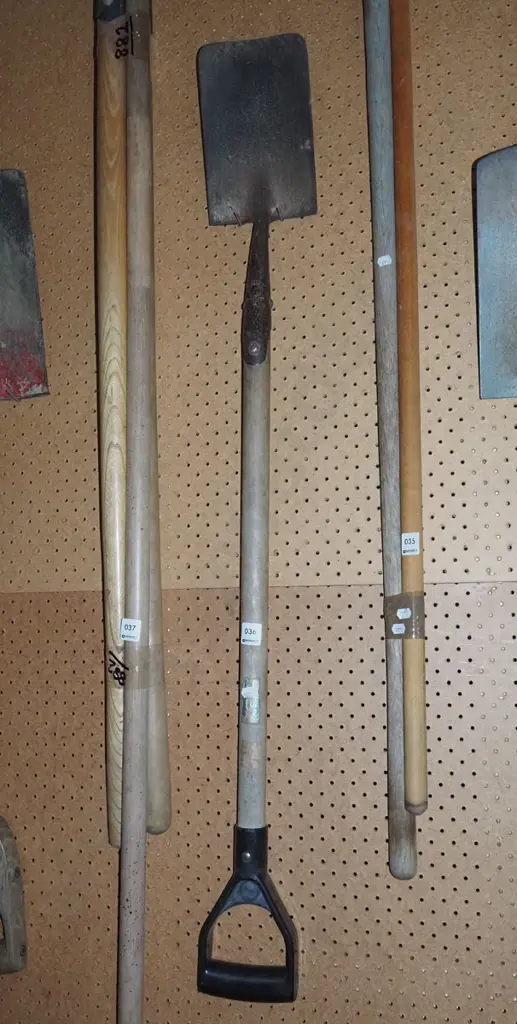 long handled spade Image 1++
