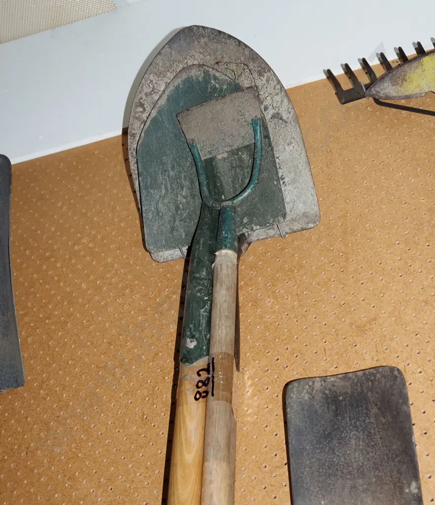 2x shovels, garden hoe Image 1++