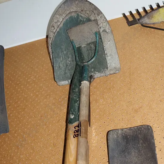 2x shovels, garden hoe