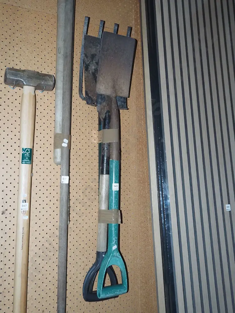 2x garden spades, fork Image 1++