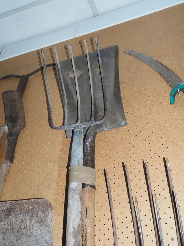 wide mouth shovel, muck fork Image 1++