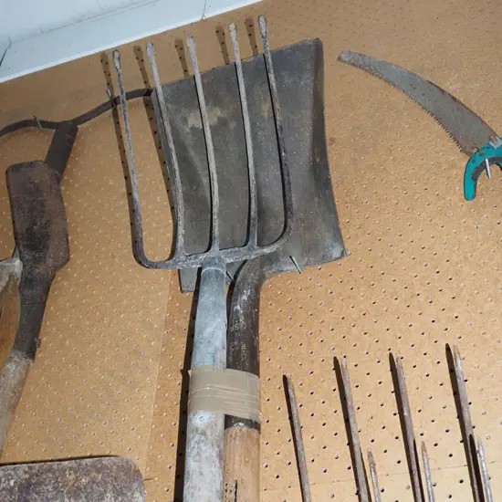 wide mouth shovel, muck fork