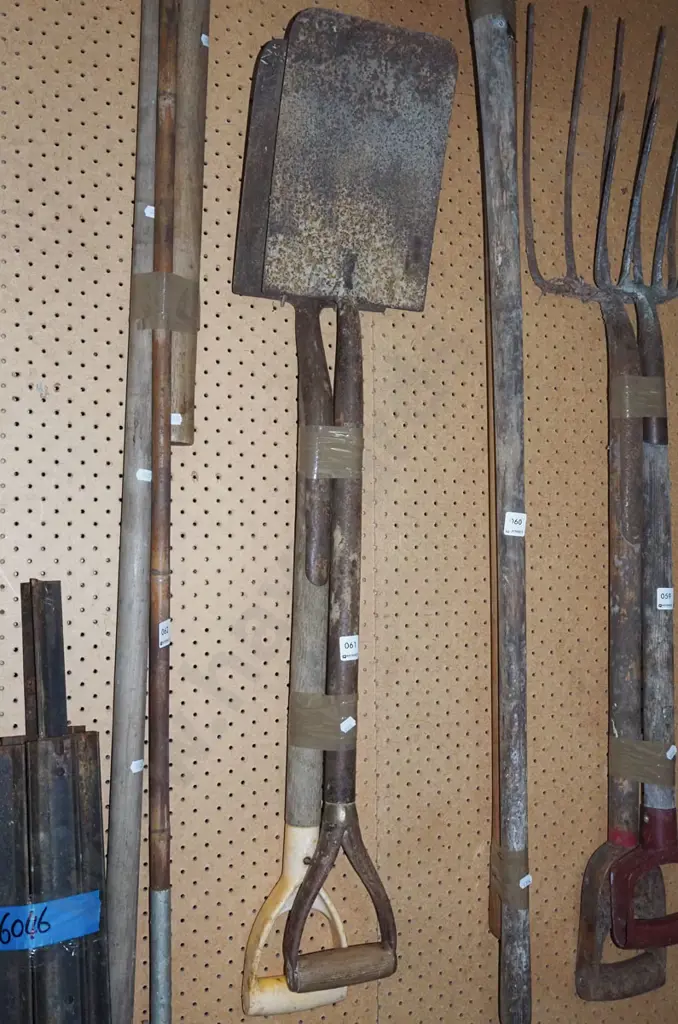 2x rusty garden spades Image 1++