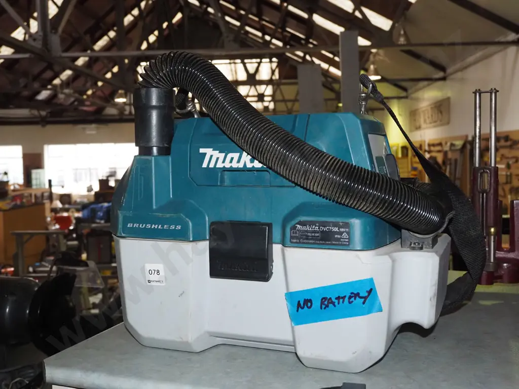 Makita battery powered vacuum cleaner - no battery Image 1++