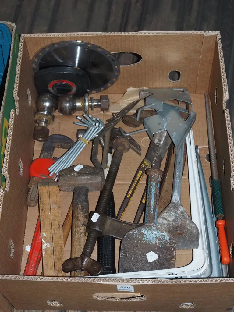 box; cold chisels, G clamps, circular saw blades etc Image 1++