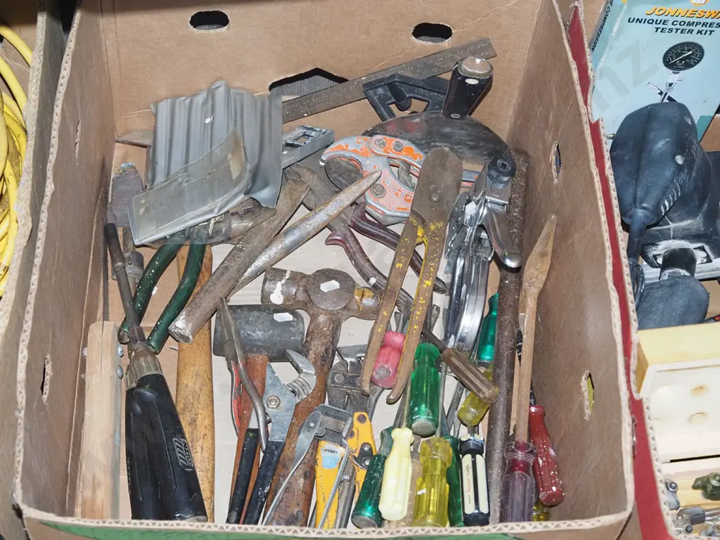 box; hand tools, tin snips, screwdrivers etc Image 1++