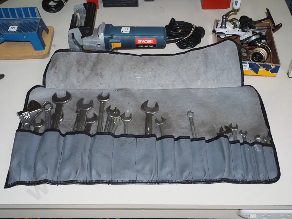 open end and ring spanner set, 2 adjustable crescents Image 1++