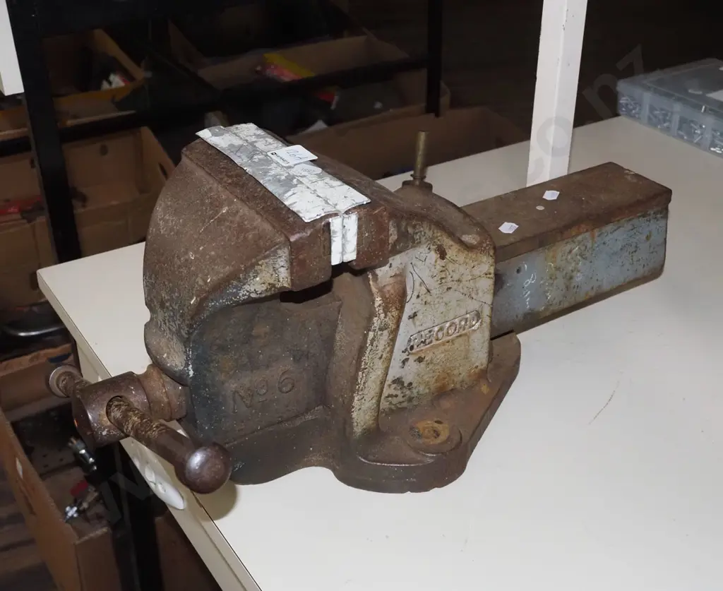 vintage Record No. 6 workbench vice (seized, needs loosening) Image 1++