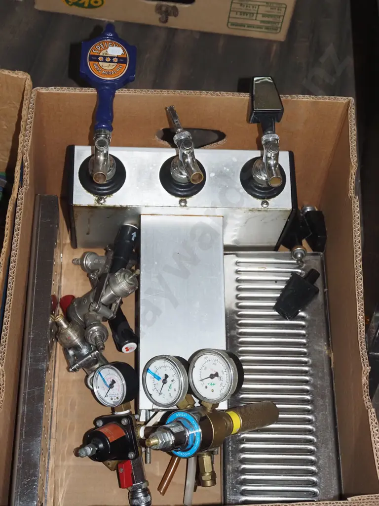 box; beer taps, pressure gauges, tray Image 1++