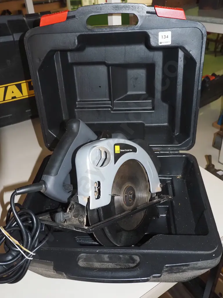 cased Deluxe circular saw Image 1++
