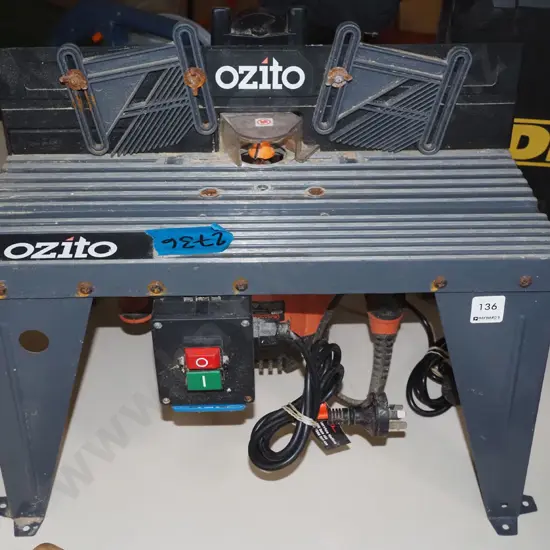 Ozito router table with BD router