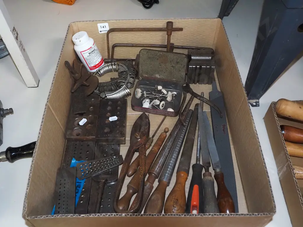 box of jeweller's tools; ring sizes, hacksaws etc Image 1++