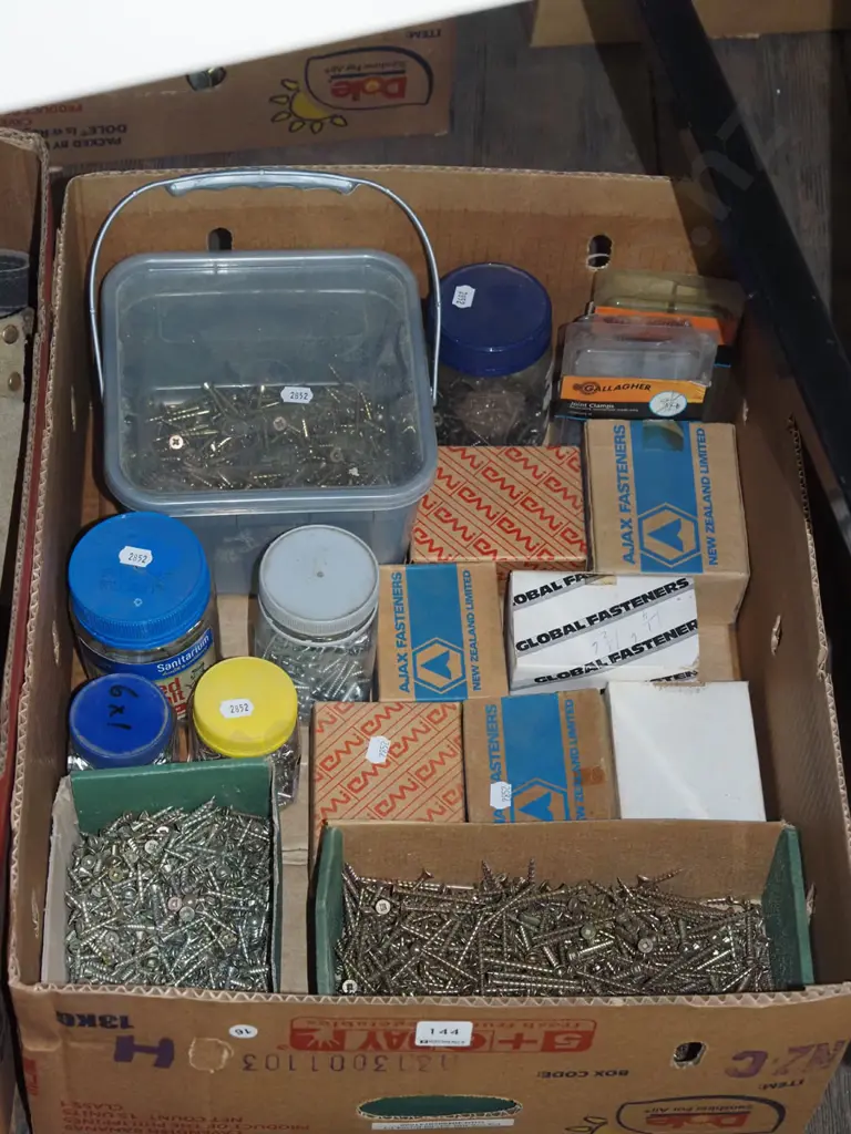 box; various screws Image 1++