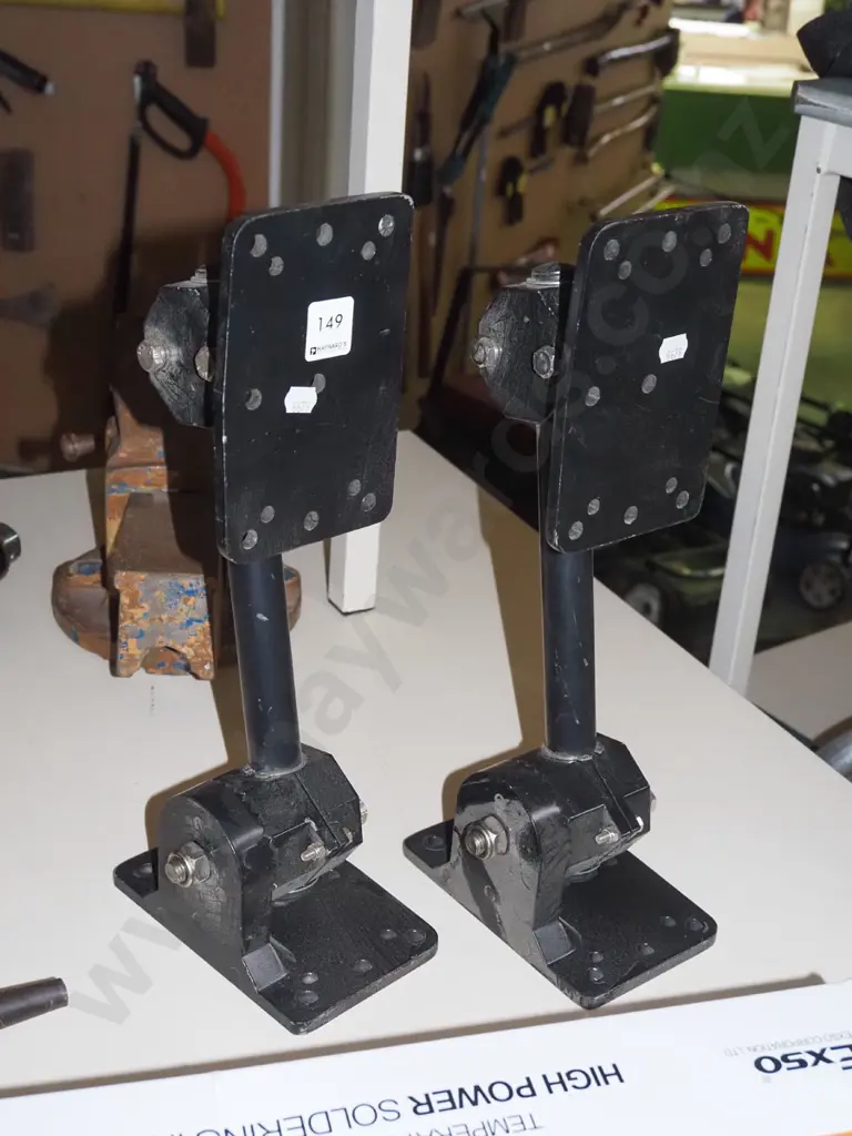 2x heavy duty adjustable pedestal mounts Image 1++