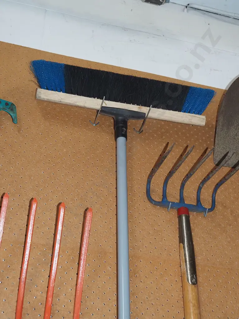 garden broom Image 1++