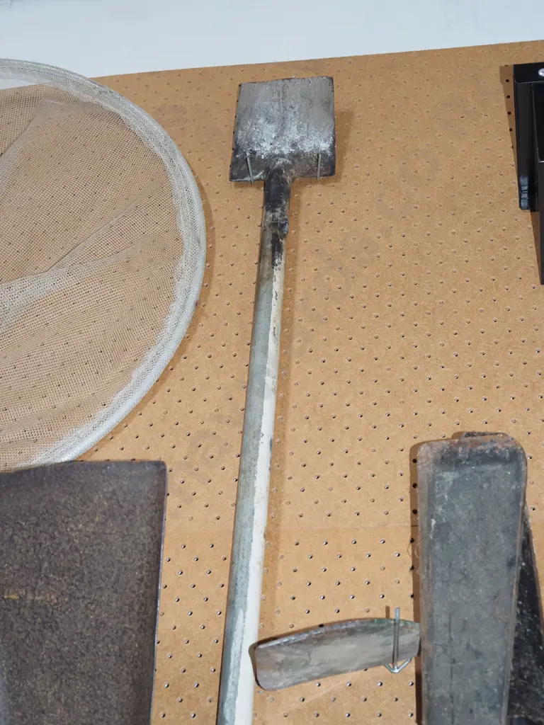 long handled spade Image 1++
