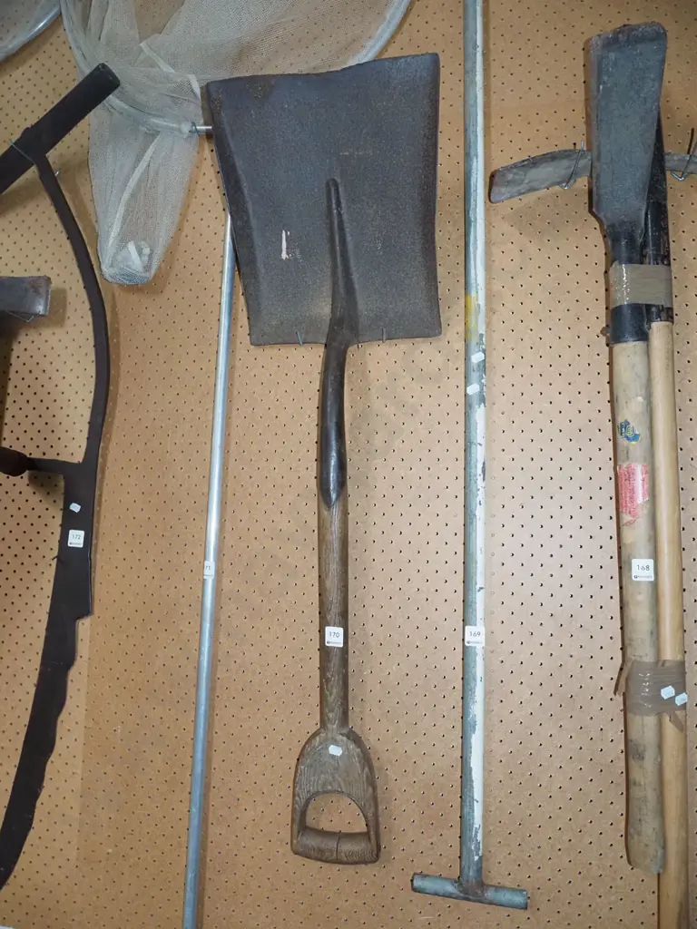 wooden handled wide mouth shovel Image 1++