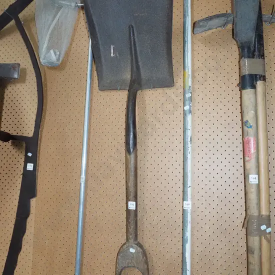 wooden handled wide mouth shovel