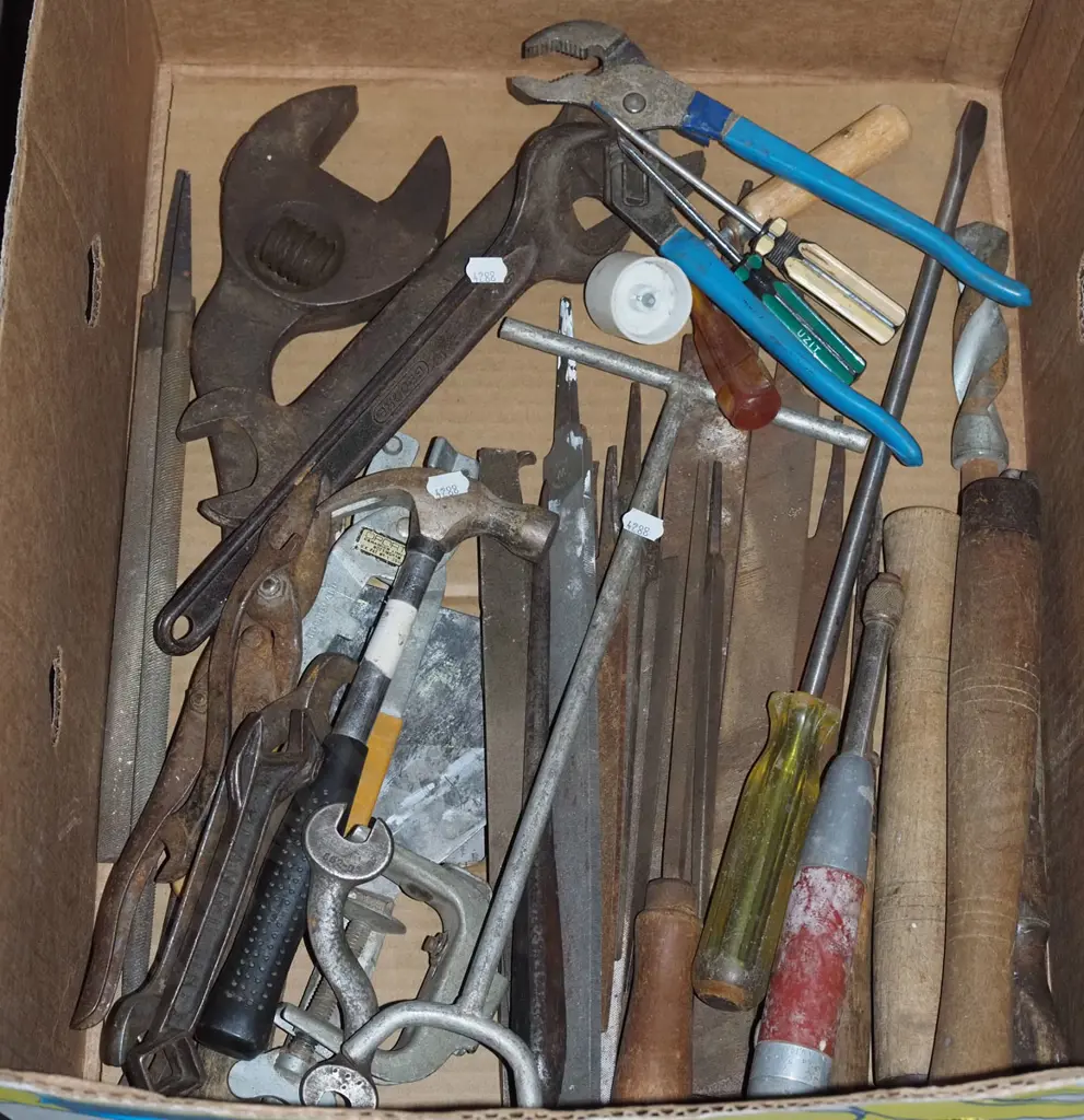 box; files, pliers, tin snips etc Image 1++