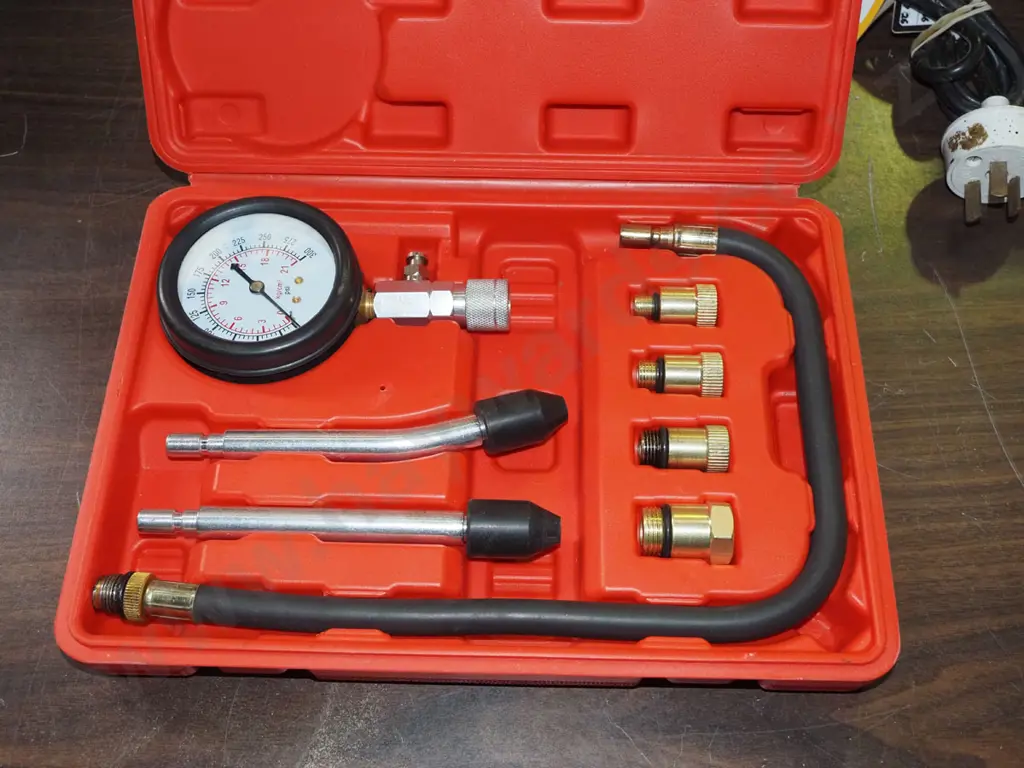 boxed 8 piece petrol compressor tester kit Image 1++