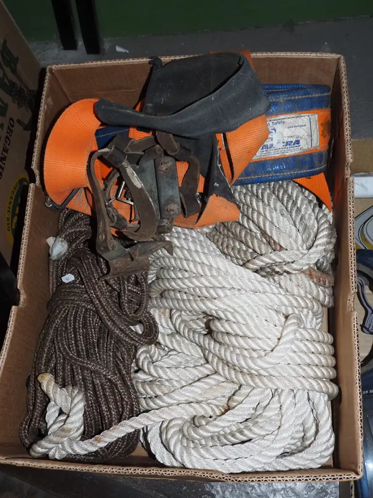 box: safety harnesses and ropes Image 1++