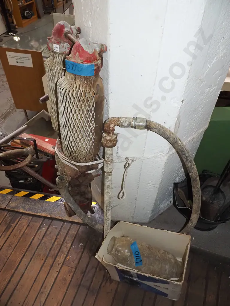 vintage hand cranked petrol pump Image 1++