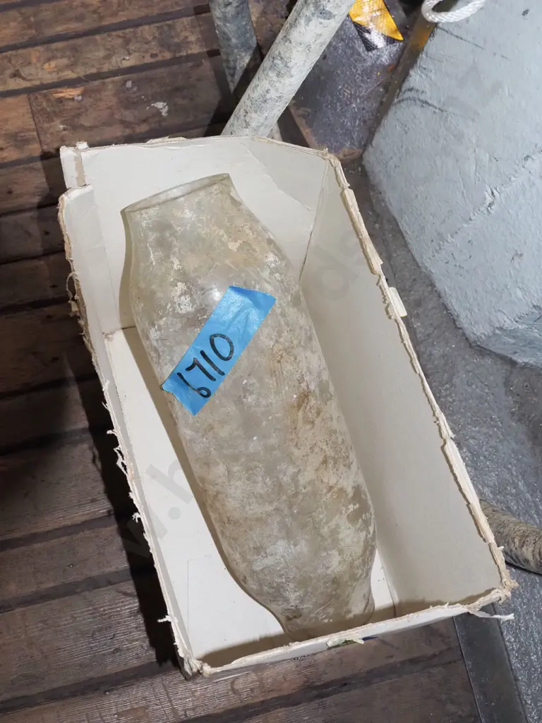 vintage hand cranked petrol pump Image 1++