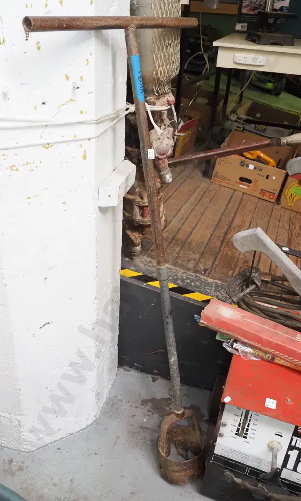 hand operated post hole borer Image 1++