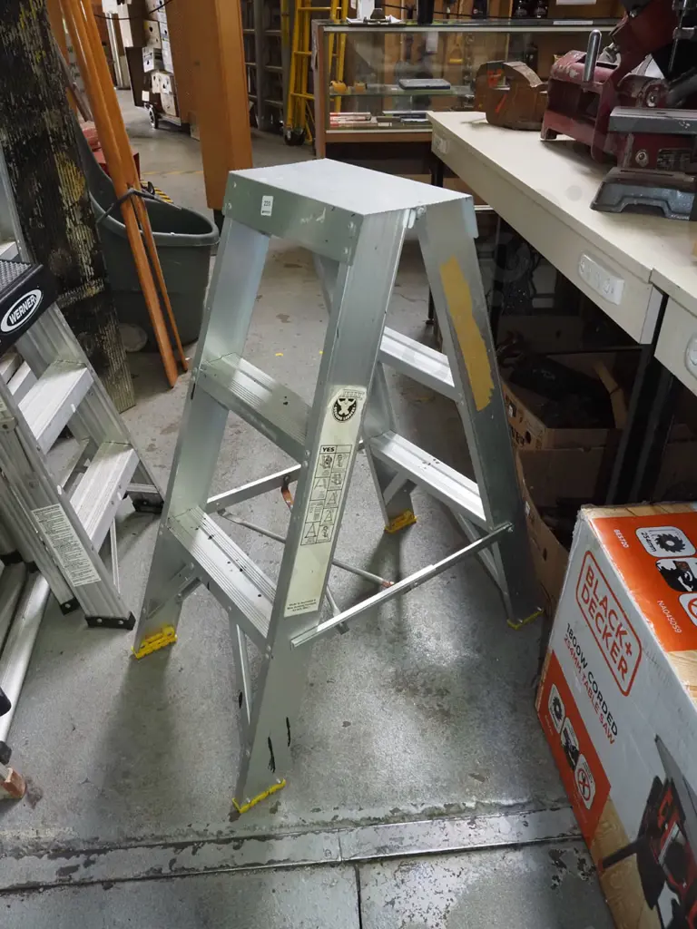 2 step aluminium ladder Image 1++