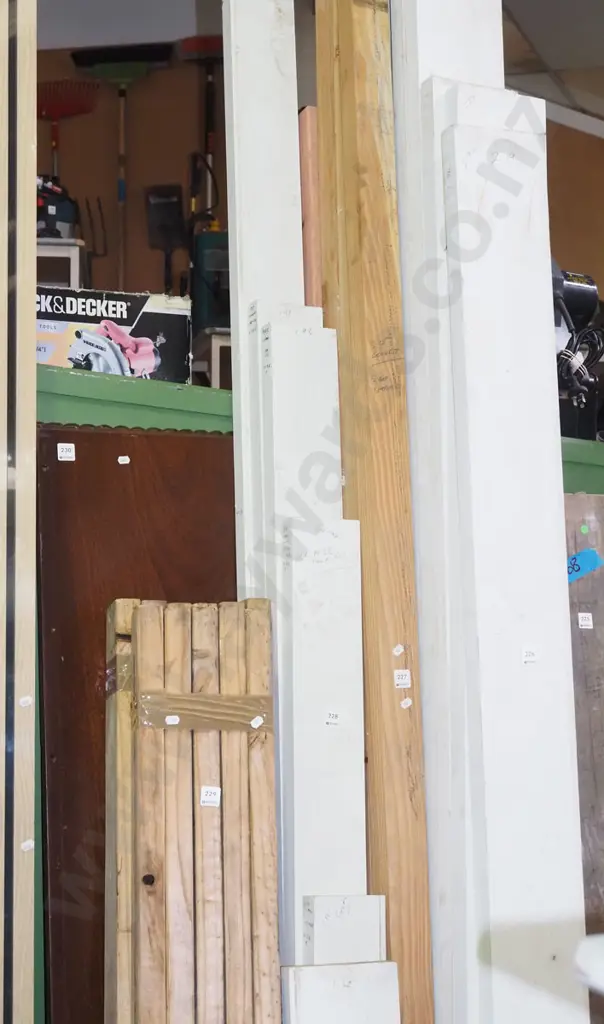 6x lengths of white painted tanalised timber Tallest L3670 Image 1++